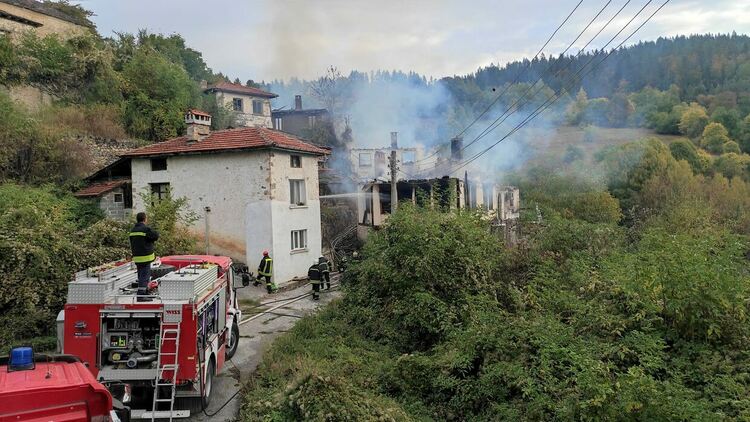 Горяха три къщи в село Пещера,сезираха прокуратурата