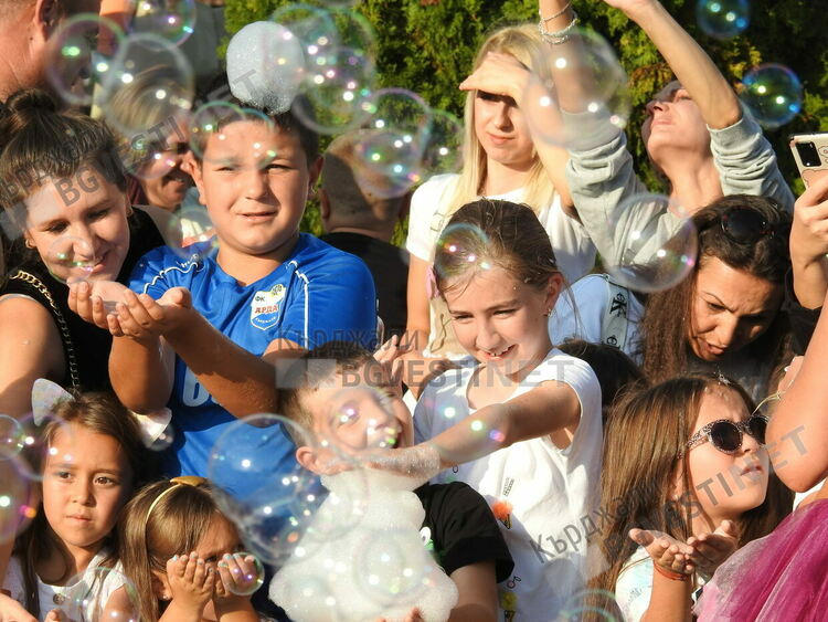 Никола Чанев дари шоуто Големите сапунени балони на децата на Кърджали