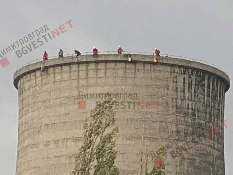 Еко активисти са върху комина на ТЕЦ “Марица 3” Димитровград