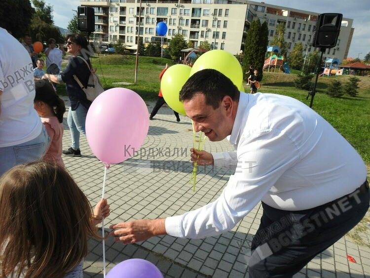 Никола Чанев дари шоуто Големите сапунени балони на децата на Кърджали