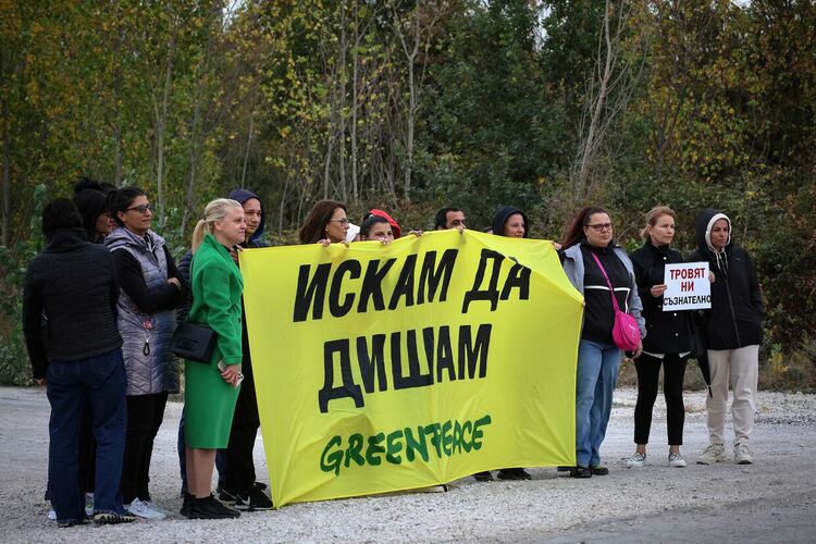 Алпинистите, които изписаха „престъпление“ на охладителната кула на ТЕЦ „Марица 3“, са отведени в полицейското управление