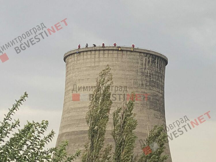 Еко активисти са върху комина на ТЕЦ “Марица 3” Димитровград