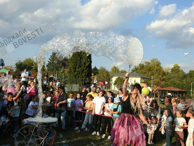 Никола Чанев дари шоуто Големите сапунени балони на децата на Кърджали