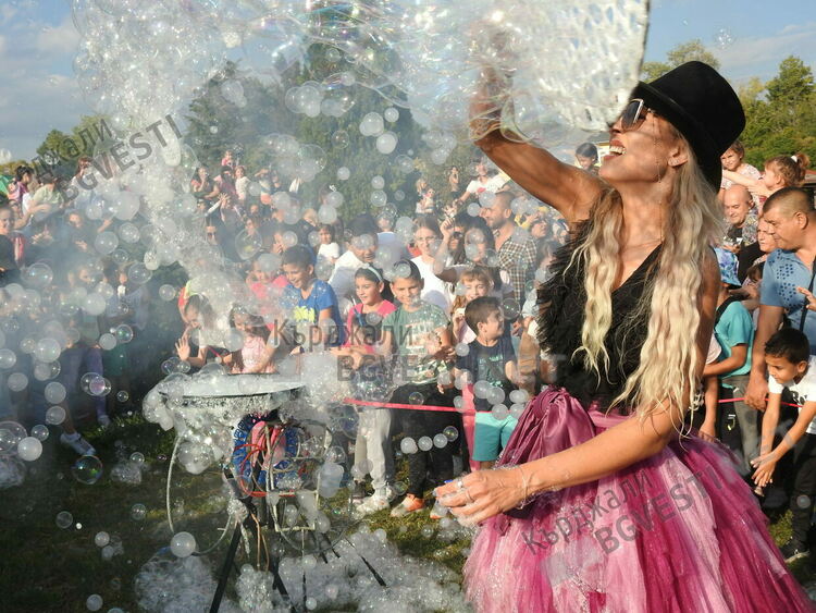 Никола Чанев дари шоуто Големите сапунени балони на децата на Кърджали