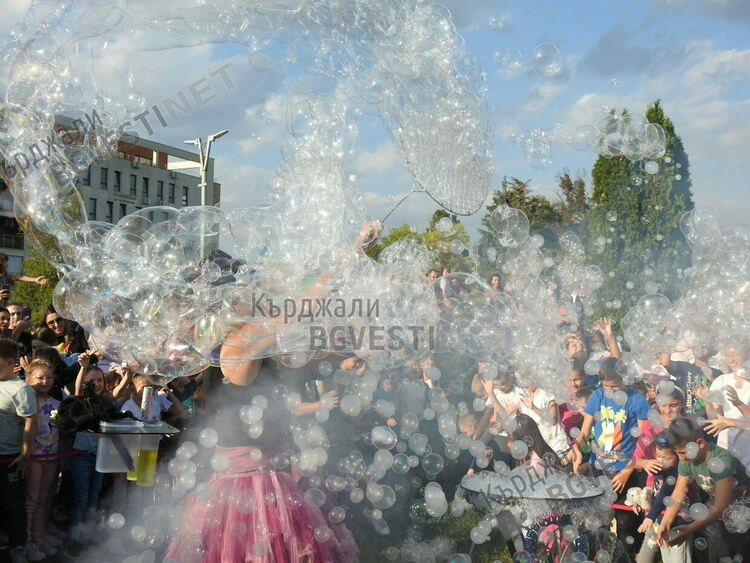 Никола Чанев дари шоуто Големите сапунени балони на децата на Кърджали