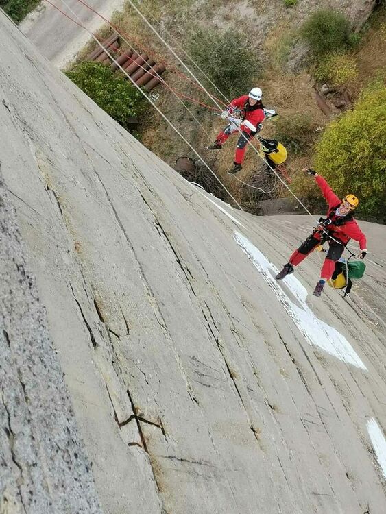 Алпинистите, които изписаха „престъпление“ на охладителната кула на ТЕЦ „Марица 3“, са отведени в полицейското управление