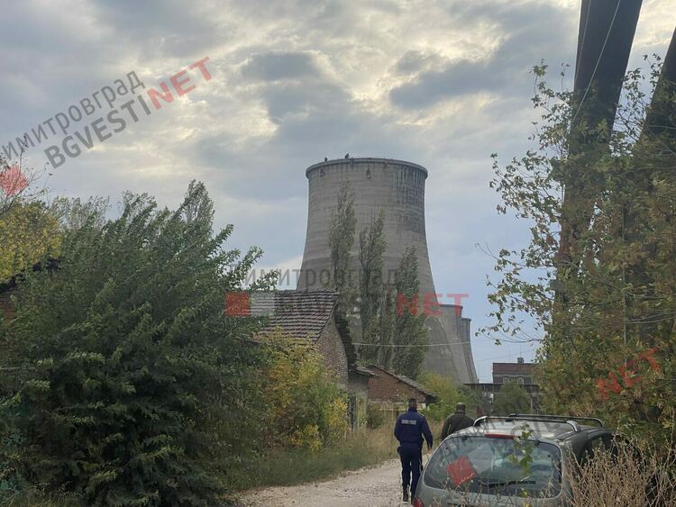 Еко активисти са върху комина на ТЕЦ “Марица 3” Димитровград