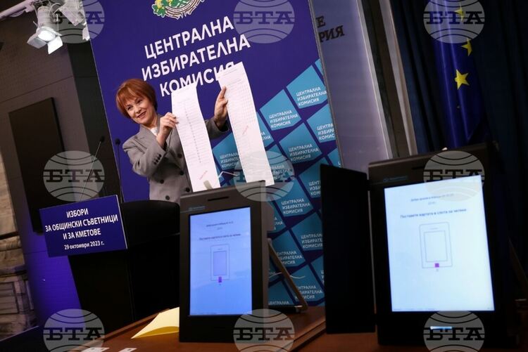 ЦИК показа образци на хартиената и електронна бюлетина за местните избори