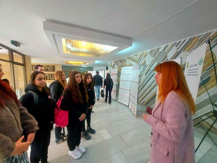 Гимназисти от Първомай разискваха трафика на хора