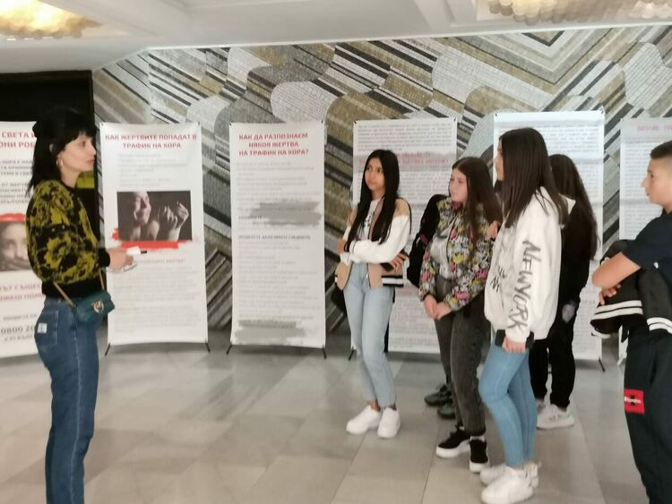 Гимназисти от Първомай разискваха трафика на хора