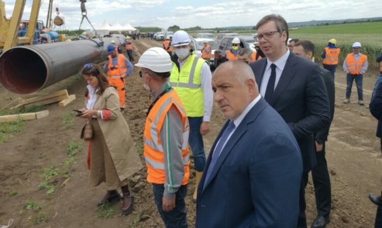 Какво стои зад новата такса за пренос на руски газ през България