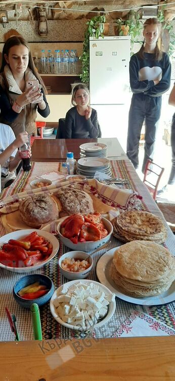 Истински урок по родолюбие бе поредната дейност  по проект „Пазители на традициите“