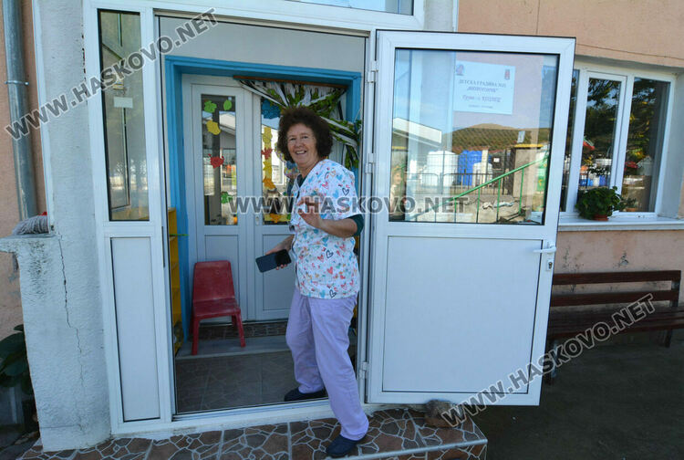 В Детската градина в с.Козлец доброволци обновиха площадката