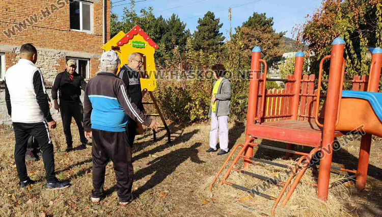 В Детската градина в с.Козлец доброволци обновиха площадката