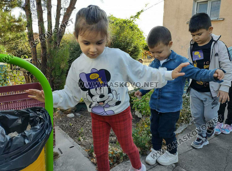 В Детската градина в с.Козлец доброволци обновиха площадката