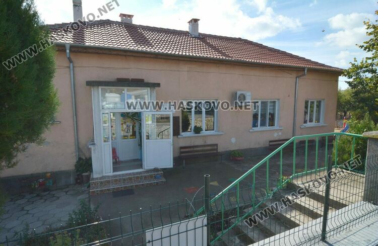 В Детската градина в с.Козлец доброволци обновиха площадката