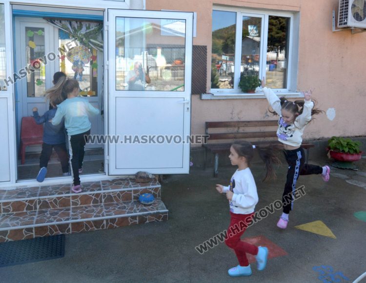 В Детската градина в с.Козлец доброволци обновиха площадката