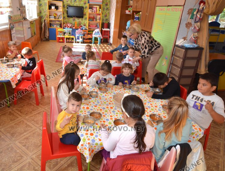 В Детската градина в с.Козлец доброволци обновиха площадката