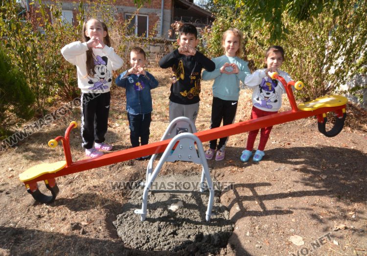 В Детската градина в с.Козлец доброволци обновиха площадката