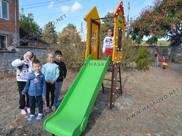 В Детската градина в с.Козлец доброволци обновиха площадката