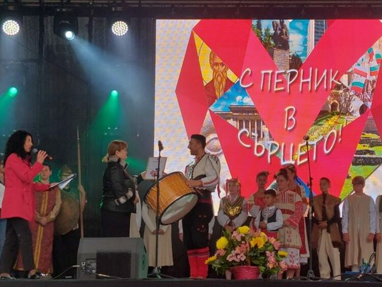 Десетки ученици се включиха в творческата инициатива „С Перник в сърцето“