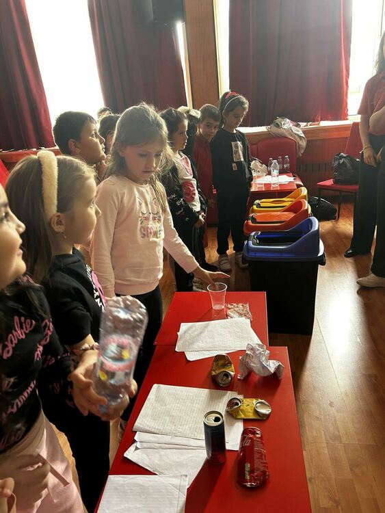 Гимназистите от ЕКО УПКО обучиха малчуганите в "Славейков"