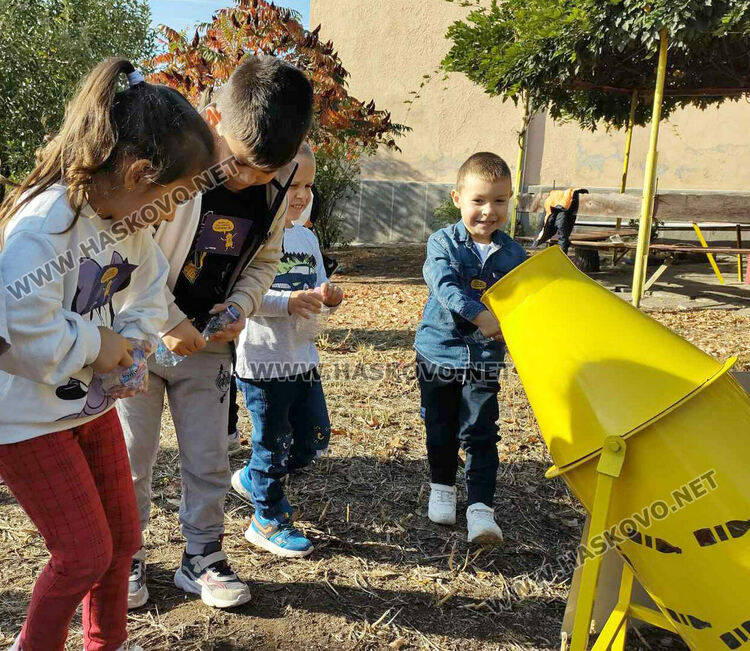 В Детската градина в с.Козлец доброволци обновиха площадката