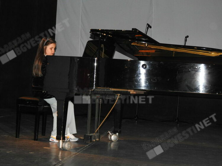 Домът на културата зарадва кърджалийци с празничен концерт за Деня на Кърджали