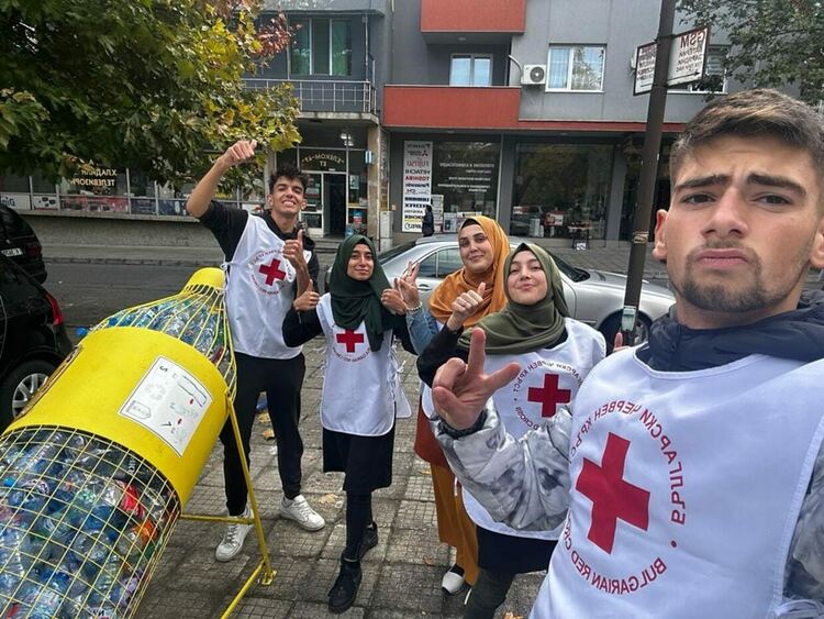 Доброволци на БМЧК в Духовното училище с екоинициатива в Момчилград