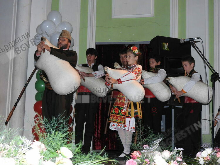 Домът на културата зарадва кърджалийци с празничен концерт за Деня на Кърджали