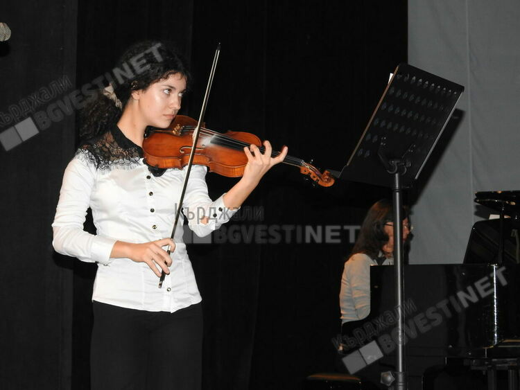 Домът на културата зарадва кърджалийци с празничен концерт за Деня на Кърджали