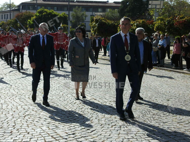 Кметът поведе празничното шествие за Деня на Кърджали, партийци си правиха агитация пред Паметника на Освободителите