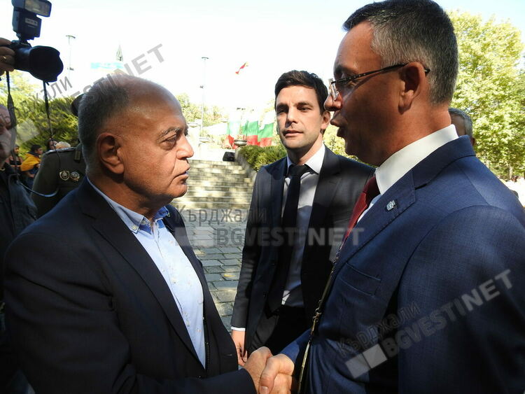 Кметът поведе празничното шествие за Деня на Кърджали, партийци си правиха агитация пред Паметника на Освободителите