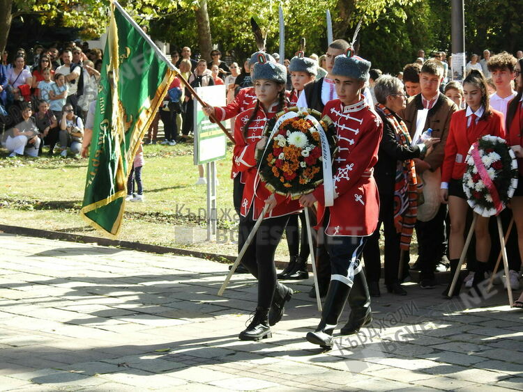 Кметът поведе празничното шествие за Деня на Кърджали, партийци си правиха агитация пред Паметника на Освободителите