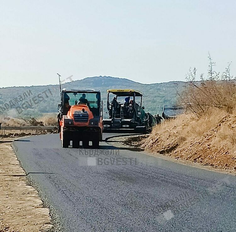 Започна цялостно асфалтиране на пътя за момчилградското село Чуково