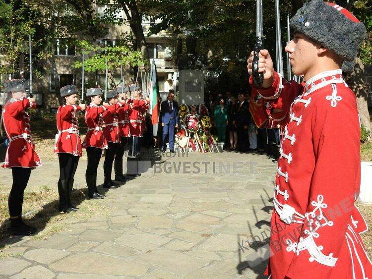 Кметът поведе празничното шествие за Деня на Кърджали, партийци си правиха агитация пред Паметника на Освободителите