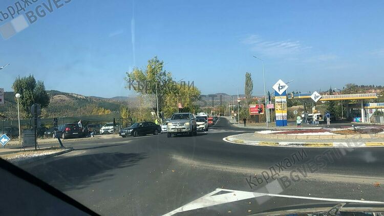 Катастрофа на кръговото на Момчилград,Мерцедес отнесе Голф