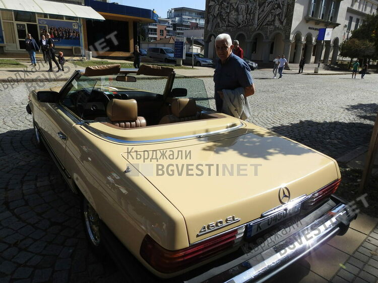 Ретропарад събра ценителите на стари автомобили от Кърджали