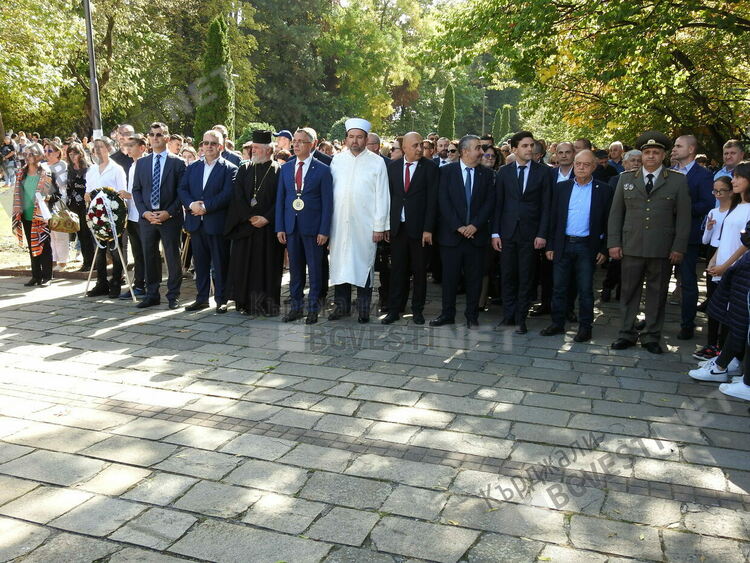 Кметът поведе празничното шествие за Деня на Кърджали, партийци си правиха агитация пред Паметника на Освободителите