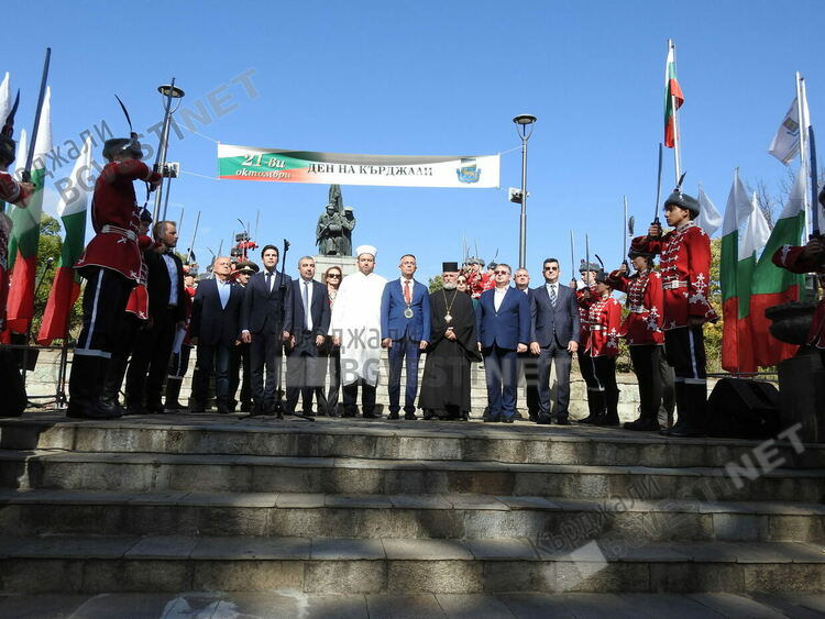 Кметът поведе празничното шествие за Деня на Кърджали, партийци си правиха агитация пред Паметника на Освободителите