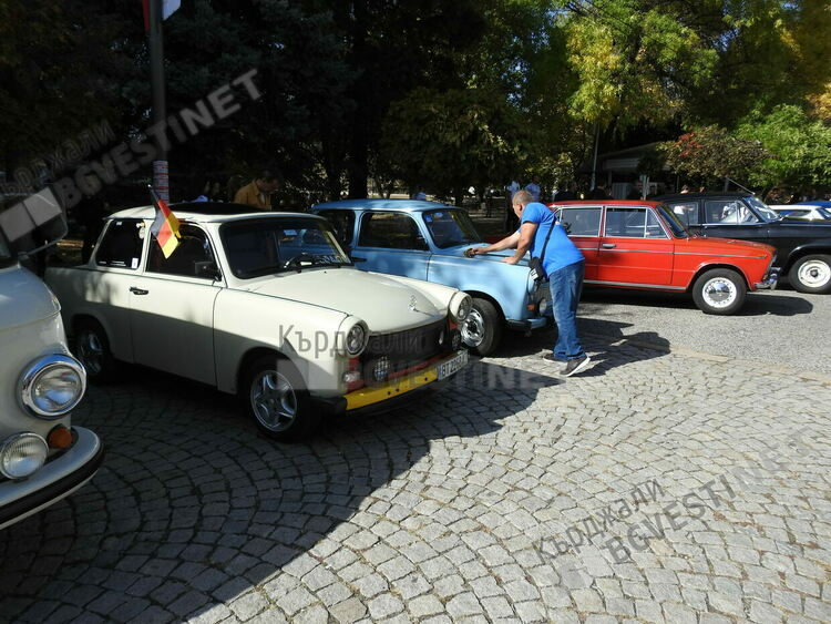 Ретропарад събра ценителите на стари автомобили от Кърджали