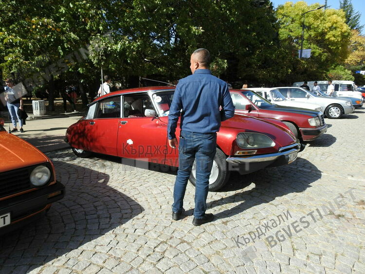 Ретропарад събра ценителите на стари автомобили от Кърджали