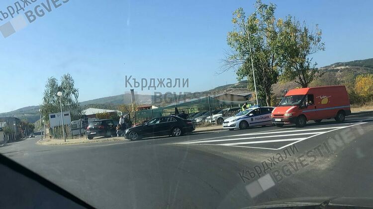 Катастрофа на кръговото на Момчилград,Мерцедес отнесе Голф