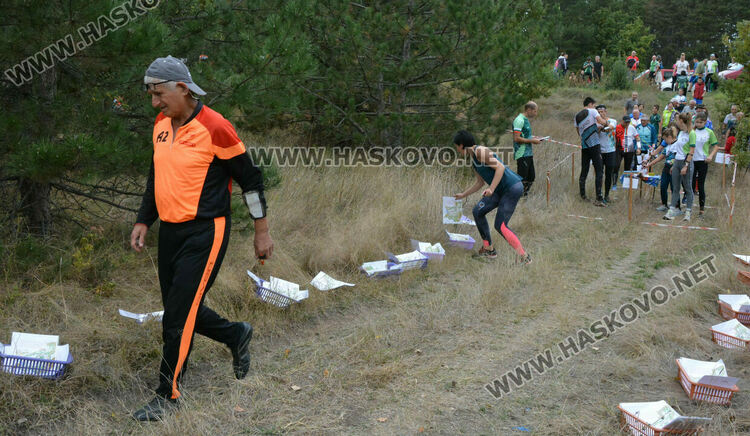 190 състезатели по спортно ориентиране на старта край яз. Сивата вода за "Приз Хасково"