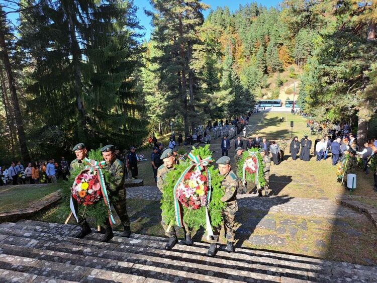 Десетки се стекоха на вр.Средногорец и поднесоха венци пред костницата на загиналите за Освобождението на Смолян