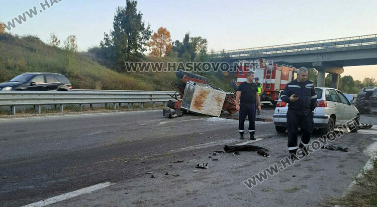 Кола се удари в трактор и го преобърна на платното