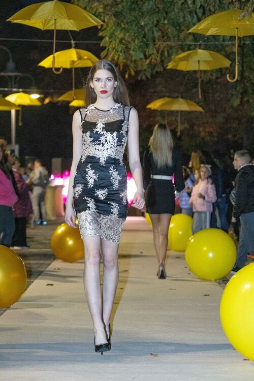 Повече от два часа модели на „Ивет фешън“ дефилираха с колекции есен-зима 23/24