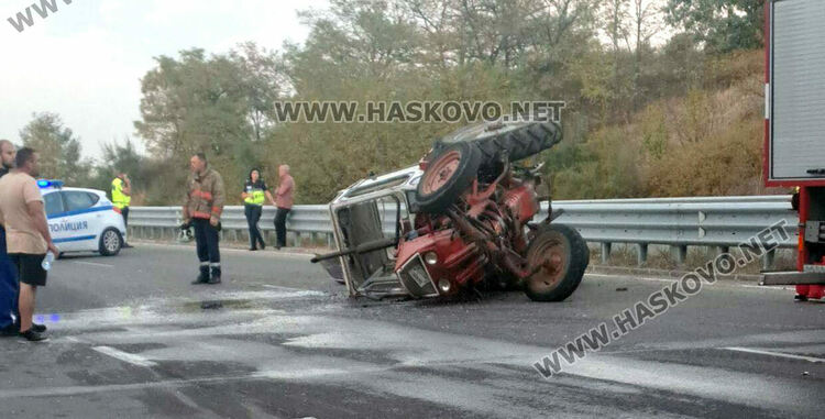 Кола се удари в трактор и го преобърна на платното