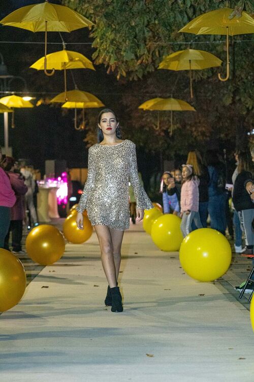 Повече от два часа модели на „Ивет фешън“ дефилираха с колекции есен-зима 23/24