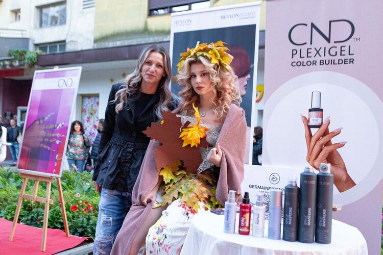 Повече от два часа модели на „Ивет фешън“ дефилираха с колекции есен-зима 23/24